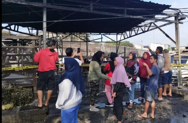 Cegah Pencurian, Warga Korban Kebakaran  Tutup Akses Jalan Kebakaran Depo Pertamina Plumpang 