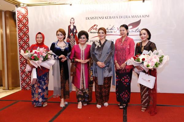 Pengurus Pernik Nusantara mendukung gerakan Kebaya Goes to UNESCO. (foto: istimewa)