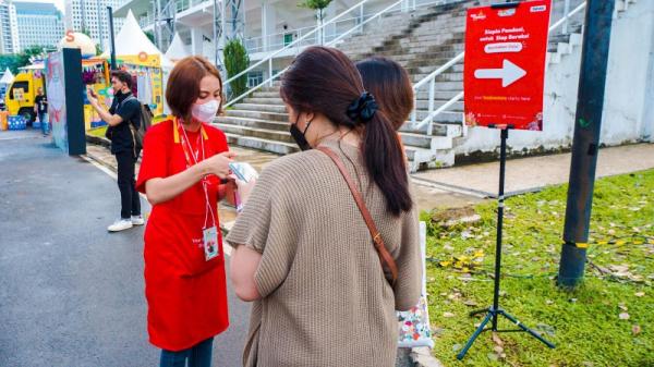 Pengunjung festival dapat merasakan mudahnya memesan makanan tanpa harus mampir ke booth. (Foto: MPI/Faisal Rahman)