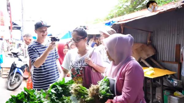 Artis ini rela temani istrinya belanja di pasar. (Foto: YouTube)