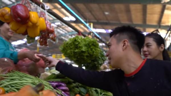 Baim Wong temani istri belanja di pasar Artis ini rela temani istrinya belanja di pasar. (Foto: YouTube)