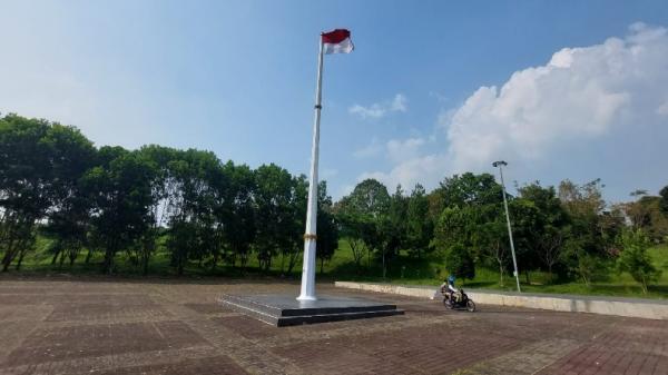 Waduh, Bendera Merah Putih di Lapangan Upacara Kompleks Pemda KBB Robek