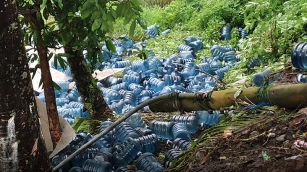 Galon Air Ratusan galon air mineral menggelinding akibat truk terguling di Jalan Raya Labuan-Pandeglang, Banten, Selasa (14/3/2023). (Foto: Iskandar Nasution).