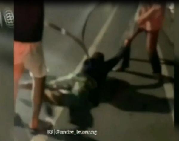 Aksi brutal geng motor OKB di Bandarlampung menganiaya korban dengan parang yang viral di media sosial. (Foto: iNews/Ruslan AS)