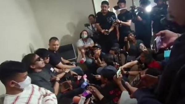 Grup band Radja memberikan keterangan kepada media terkait perkembangan kasus ancaman pembunuhan yang mereka terima usai konser di Johor, Malaysia, Selasa (14/3/2023). (Foto: tangkapan layar video Instagram Ian Kasela)