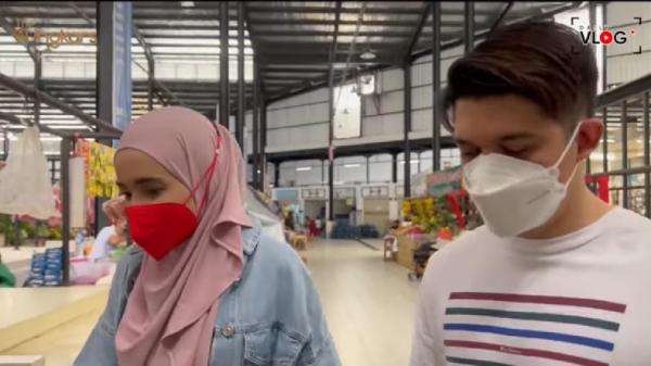 Artis ini rela temani istrinya belanja di pasar. (Foto: YouTube)