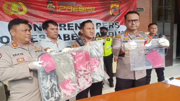 PEMBUNUHAN CIKUTRA2 Kapolrestabes Bandung Kombes Pol Aswin Sipayung menunjukkan barang bukti pisau martabak yang digunakan pelaku Yudi Cahyadi menusuk korban Gunawan. (FOTO: iNews.id/AGUS WARSUDI)