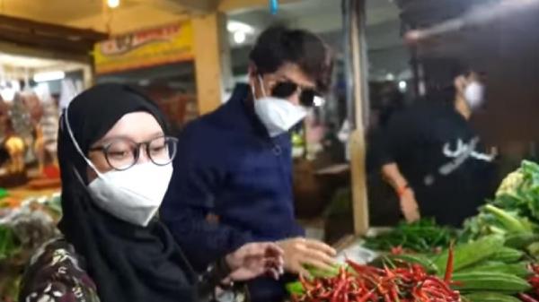 Rizky Billar temani istri belanja di pasar (Foto:  Youtube Rizky Billar)