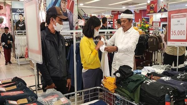 PEMULUNG CANTIK BANDUNG Dedi Mulyadi membeli pakaian baru untuk Tia, pemulung cantik asal Bandung. (FOTO: ISTIMEWA)