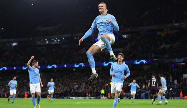 Striker Manchester City, Erling Haaland tampak protes kepada pelatihnya Pep Guardiola usai ditarik keluar saat melawan RB Leipzig dalam laga Liga Champions 2022/2023 di Stadion Etihad, Rabu (15/3/2023). (Foto: REUTERS)