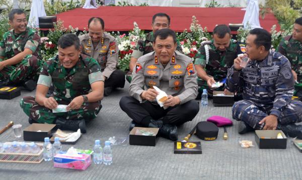 Momen Pangdam Diponegoro dan Kapolda Jateng Makan Nasi Kotak Lesehan bersama Prajurit