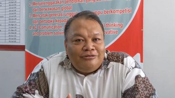 Wakil Kepala Kurikulum dan SDM SMK Telkom Sekar Kemuning Cirebon Cahya Haryadi. (FOTO: iNews/MIFTAHUDIN)