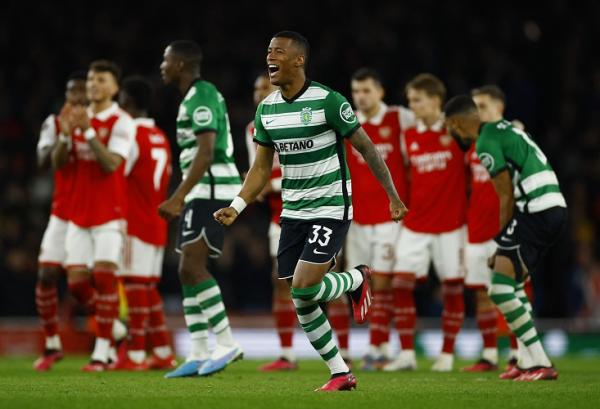 Pemain Sporting CP Arthur Gomes, Arsenal Pemain Sporting CP Arthur Gomes tampak semringah timnya menang adu penalti melawan tuan rumah Arsenal dalam laga Liga Europa 2022/2023 di Stadion Emirates, London, Jumat (17/3/2023). (Foto: REUTERS)