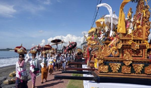 Tradisi Ngayah di Bali. (Foto: iNews.id)
