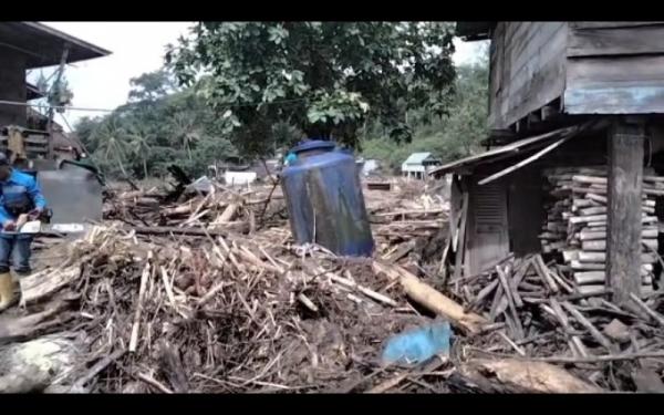 Banjir Bandang Lahat Bawa Kayu Bukti Kerusakan Hutan Bupati Berikan Penjelasan