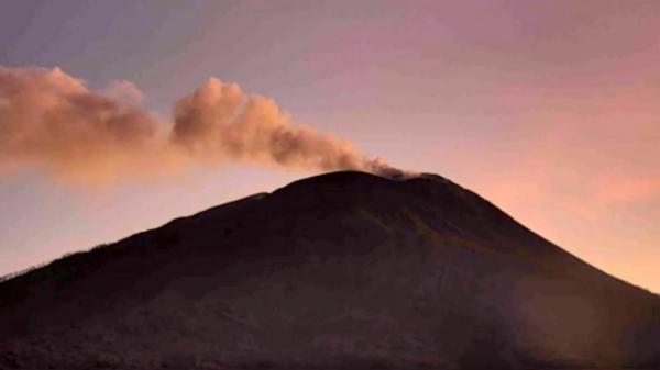 Gunung Api Ile Lewotolok Gunung Ile Lewotolok di Lembata, Nusa Tenggara Timur (NTT). (Foto: Joni Nura)