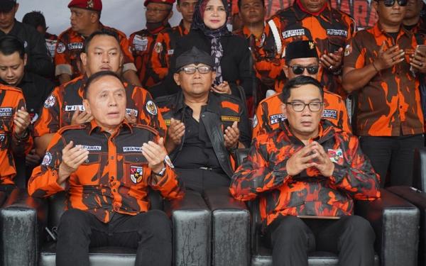 Mochamad Iriawan atau Iwan Bule dan Gubernur Jabar Ridwan Kamil saat Apel Siaga Pemuda Pancasila di Lapangan Gasibu, Kota Bandung. (FOTO: istimewa)