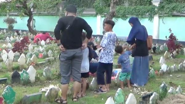 Ziarah kubur di Bali Umat muslim di Bali melakukan ziarah kubur jelang bulan Ramadan (Bagus Alit/MNC Portal)