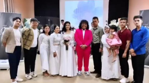 Marshel Widianto berfoto dengan kerabat