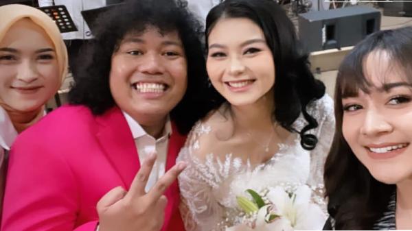 Marshel Widianto berfoto dengan sahabat setelah pemberkatan