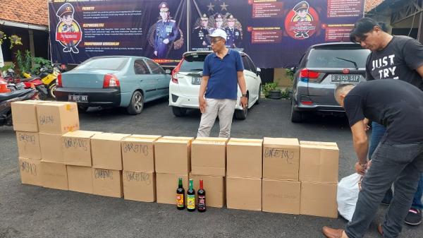 Sita 600 Botol Miras Tanpa Izin di Palmerah Jelang Ramadan, Polisi Buru Distributor