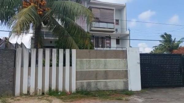 Penampakan rumah mewah milik pelaku perampokan bank di Bandarlampung. Rumah tiga lantai itu kini tampak sepi (Andres Afandi/MNC Portal Indonesia)