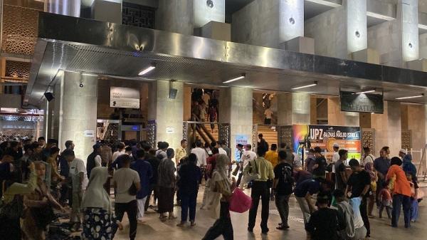 Masyarakat Antusias Sholat Tarawih Pertama di Masjid Istiqlal Jakarta