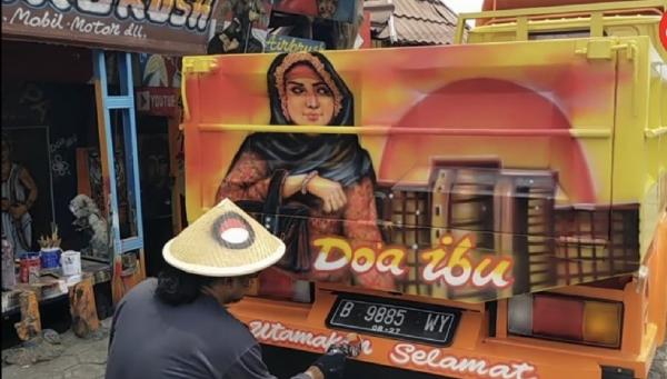 Lukisan Doa Ibu jadi andalan Jamari. (Foto: MPI/Jonathan Simanjuntak)