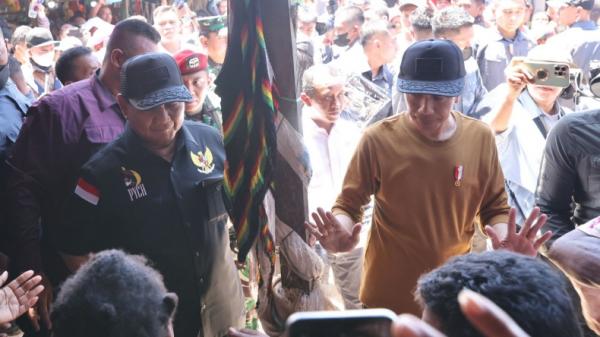 Presiden Jokowi dan Menhan Prabowo Sapa Pedagang di Pasar Youtefa