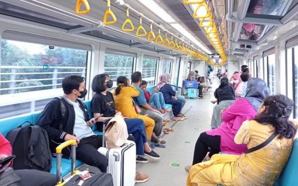 PT KAI Beri Kelonggaran Penumpang Boleh Buka Puasa dalam LRT
