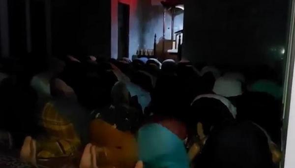 Salat tarawih digelar dengan penerangan minim. (Foto: Fery Fadly)