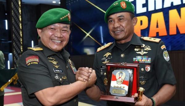 KSAD Jenderal TNI Dudung Abdurachman memimpin sertijab Pangdam Jaya Mayjen Hasan. (Foto Dispenad).