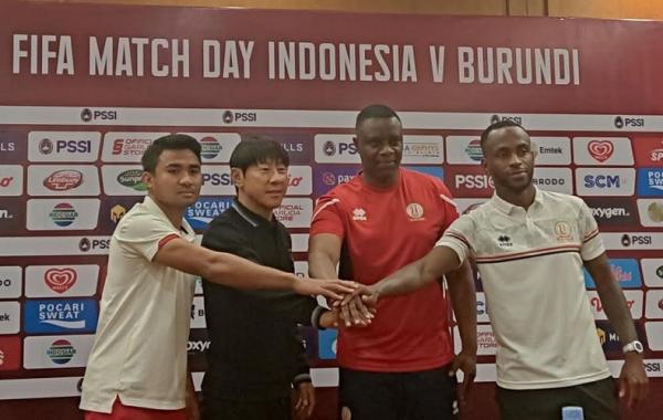Pelatih Timnas Indonesia, Shin Tae-yong didampingi pemainnya Asnawi Mangkualam menghadiri konferensi pers pada Jumat (24/3/2023) menjelang laga kontra Burundi akhir pekan ini. (Foto: MPI/Cikal Bintang)