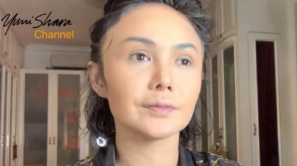 Yuni Shara pamer uban  (Foto:  YouTube Yuni Shara Channel)