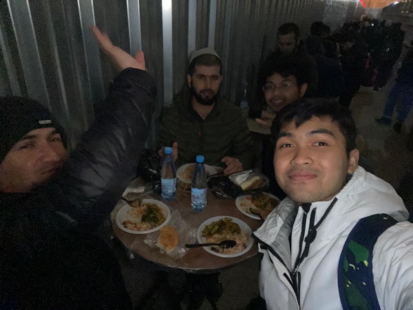 Abay bersama teman-temannya berbuka puasa Abay bersama teman-temannya berbuka puasa (Dok. Pribadi)