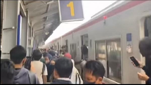 Viral Penumpang Berhamburan akibat Asap KRL di Stasiun Bojonggede, Ini Penjelasan KCI