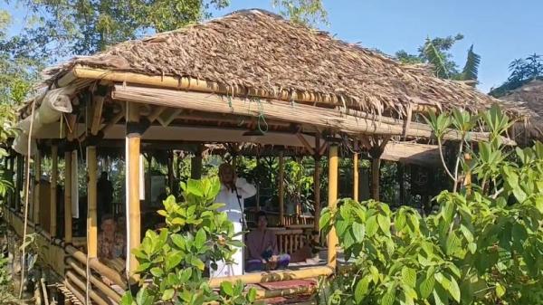 Muazin mengumandangkan azan di Masjid Saung Bambu Nurul Ikhsan. (FOTO: iNews/TOISKANDAR)