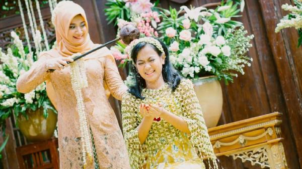 SIRAMAN Calon pengantin perempuan Sunda menjalani prosesi siraman atau ngebakan. (FOTO: ISTIMEWA)
