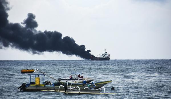 Kapal Pengangkut BBM Yang Terbakar Di Laut Mataram Angkut 5.900 Kilo ...