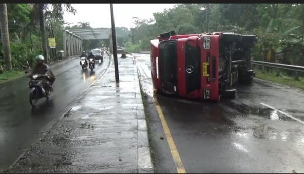 Kecelakaan Truk Boks Terguling di Jalan Lingkar Salatiga, Jalur Semarang-Solo Sempat Macet