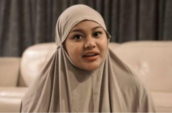 Potret cantik artis tanpa make up saat sahur. (foto: YouTube)