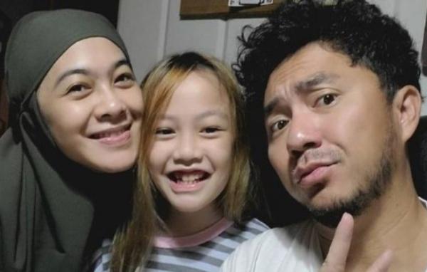 Potret cantik artis tanpa make up saat sahur. (foto: YouTube)