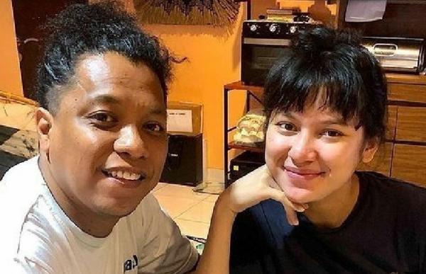 Potret cantik artis tanpa make up saat sahur. (foto: YouTube)