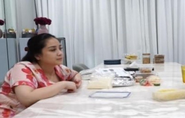 Potret cantik artis tanpa make up saat sahur. (foto: YouTube)