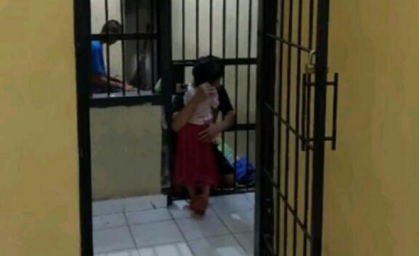 Tahanan Peluk Anak Di Sel Tangkapan layar tahanan peluk anak di sel. (Foto: IG @memomedsos).