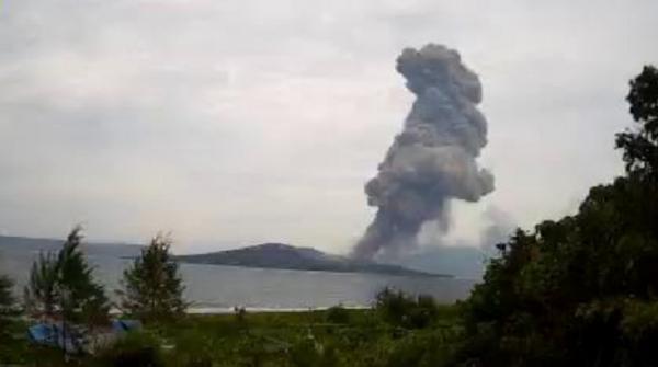 Gunung Anak Krakatau Erupsi 3 Kali, Warga Diminta Tidak Beraktivitas di Radius 5 Km<