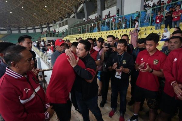 Ketua Umum PSSI, Erick Thohir, bersama pemain Timnas Indonesia U-20