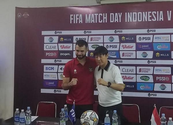 Timnas Indonesia Jordi Amat Shin Tae-yong Pelatih Timnas Indonesia, Shin Tae-yong didampingi pemainnya, Jordi Amat saat menghadiri konferensi pers usai melawan Burundi pada laga FIFA Matchday di Stadion Patriot Candrabhaga, Bekasi, Selasa (28/3/2023). (Foto: MPI/Cikal Bintang)