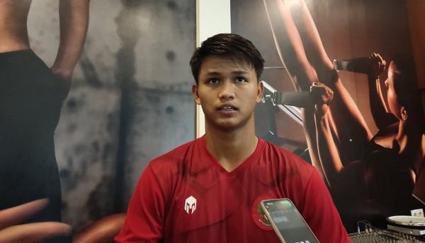 Ayah Hokky Caraka, Ribut Budi Suryono mengenakan kaus Sahabat Ganjar. Dia mengaku kecewa dengan sikap Gubernur Jateng itu yang menolak Timnas Israel. (Foto : iNews.id/erfan erlin)