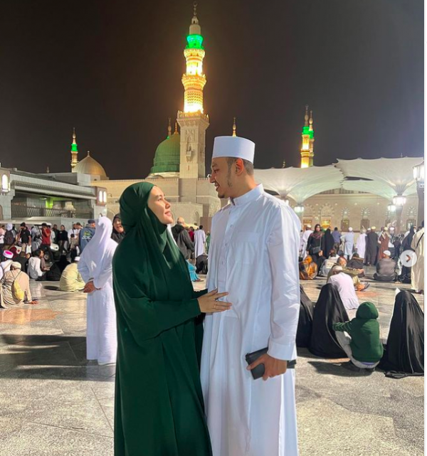 Artis ibadah umroh saat Ramadhan. (Foto: Instagram)